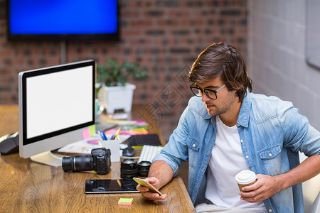 使用办公室移动电话的一次性杯手持可支配杯的男人咖啡高清图片素材