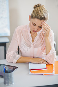 实训教室在课堂上坐教室的有训制学校教师服装电脑微笑女士老师金发女郎闲暇休闲小学女性背景