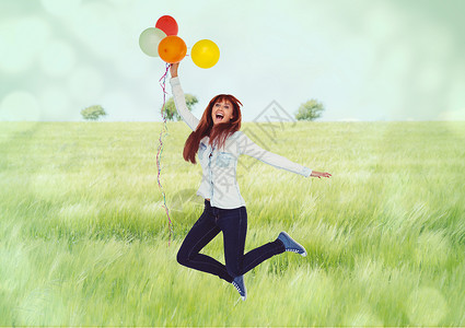 三色气球图形在野外背景中 带着气球的快乐女人背景