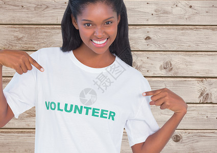 志愿者指着她的衬衫的数字合成背景图片