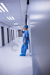 伤心外科医生靠在走廊的墙上医学技术童年磨砂膏科技服务卫生沟通压力地面背景图片