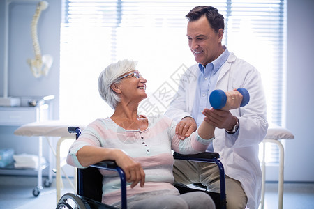 50年代初帮助老年病人进行人工锻炼的理疗师背景