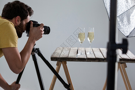璃杯现实男摄影师拍摄香槟杯的男摄影照片背景