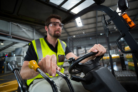 维持工厂工人驾驶叉车包装生产自动化专注工作服运输机器生产线沟通屏幕背景