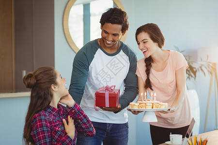 商业执行官庆祝同事的生日庆功日礼物人士惊喜快乐男性管理人员蛋糕架女性蜡烛战略背景图片