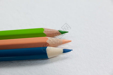消防安全三提示白色背景的三支彩色铅笔沟通时间教育创造力游戏童年木头爱好感情工艺背景