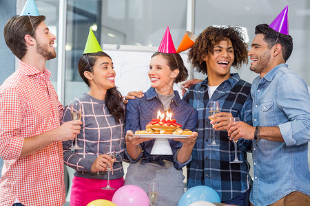手绘气球派对帽高官们庆祝同事生日的快乐节日茶点办公室女性团队战略友谊桌子蜡烛企业享受背景