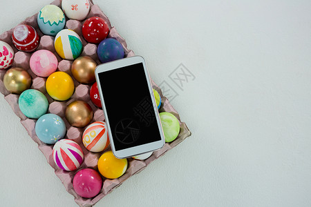 手机立绘素材以彩蛋箱包装的涂有复活节彩蛋上的移动背景