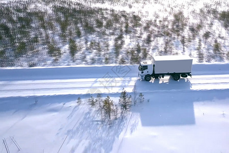 客流量冬季在路上骑着马车 冬天是卡车的冬季路司机障碍货车后勤速度汽车运输货物送货路线背景