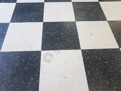 地板上的黑白平方瓷砖图案棋盘地面镶嵌白色正方形背景图片