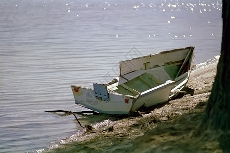 被搁浅小船一艘小船被砸碎冲上岸背景