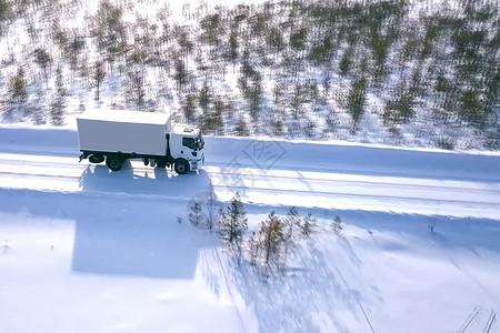 客流量冬季在路上骑着马车 冬天是卡车的冬季路暴风雪速度障碍路线货车国家货运沥青货物商业背景