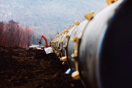 油位计天然气管道管管 建造和铺设输气管道口径运输建筑项目起重机管子气体铺管树干金属背景
