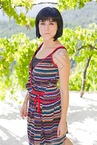 随便的女人太阳时尚乐趣树木衣服季节行动女性成人公园背景图片