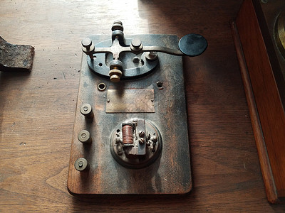 旧摩尔斯码或带铜线的电报钥匙背景图片