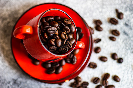 含有豆豆和香料的咖啡概念陶瓷平铺肉桂框架时间盘子制品杯子饮料石头背景图片