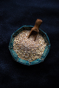 健康食品概念与燕麦米勺子陶瓷制品饮食桌子谷物食物稀饭燕麦小麦背景图片