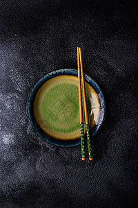 亚洲餐桌布局 配有筷子装饰桌子盘子环境石头制品刀具陶瓷风格背景图片