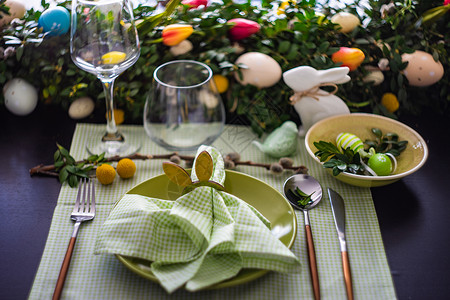 黄杨木复活节表格设置服务蓝色桌子框架餐巾制品银器刀具假期餐具背景