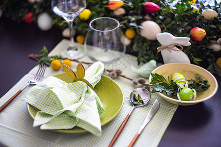 黄杨木复活节表格设置刀具服务卡片餐具蓝色桌子盘子陶瓷框架假期背景
