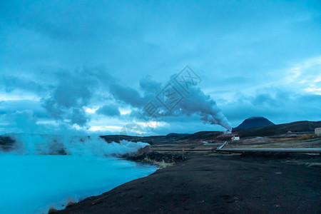 冰岛地热湖的蓝湖 绿绿石水蒸汽管道背景图片