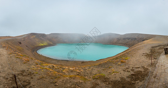 冰岛火山坑湖中的克拉弗拉火山 填满了热绿绿水高清图片