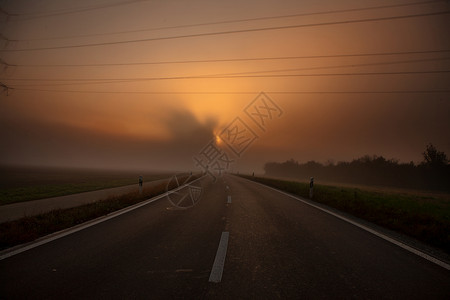 - 日出时有雾的公路高清图片