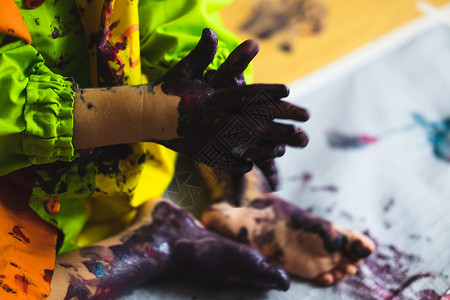 指纹画小孩子手脚上覆有多种颜色的小孩水彩艺术品指纹艺术家快乐女孩创造力艺术绘画乐趣背景