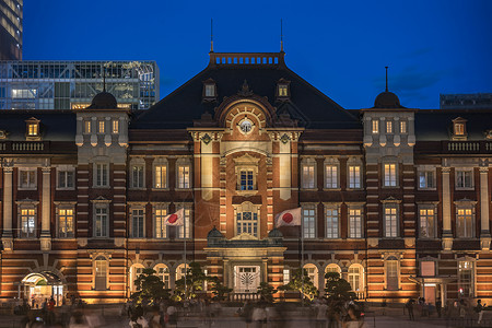 北之丸东京火车站Marunouchi一侧夜景皇宫曲目首都运输历史性火车铁路摩天大楼照片太阳背景