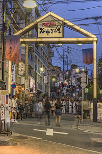 兰盆日本人肩上背负着神庙美子石商业和服脚步假期购物街乡愁向日葵商圈地标建筑物背景