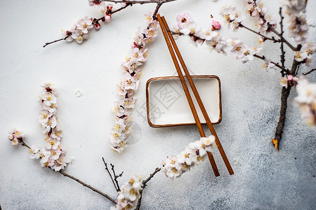 亚洲风格餐桌 有杏花花制品食物筷子环境桌子刀具餐具陶瓷背景图片