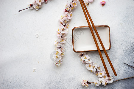 亚洲风格餐桌 有杏花花桌子陶瓷刀具餐具环境制品食物筷子背景图片