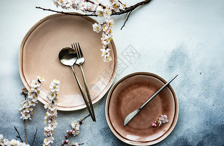 以杏花开花为条件的最低限度餐桌设置环境食物刀具桌子餐具背景图片