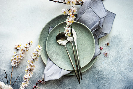 以杏花开花为条件的最低限度餐桌设置桌子环境食物刀具餐具背景图片