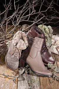 木质桌上不同鞋子男人植物脖子鞋类皮革缝纫服务工具锤子桌子背景图片