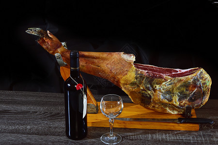 韦尔瓦火腿和红酒的杂货店盘子猪肉午餐桌子食物水晶瓶子餐厅酒杯美食背景