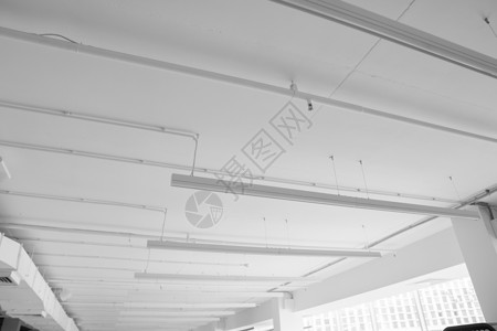 现代白色天花板上的日光荧光长灯办公室建筑商业照明控制板创造力建造正方形治具电气背景图片