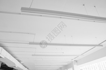 现代白色天花板上的日光荧光长灯治具建造亮度正方形房间创造力控制板照明商业办公室背景图片