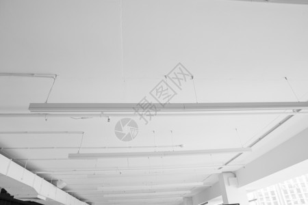 现代白色天花板上的日光荧光长灯亮度建造创造力细胞建筑商业技术房间线条网格背景图片