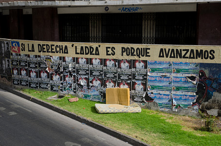 在智利圣地亚哥的一堵墙上留言背景图片