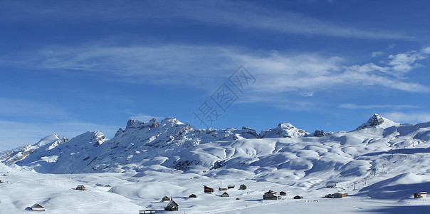 瑞士带蓝色天空的山脉高清图片