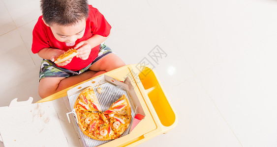 小可爱吃披萨 最美景蔬菜送货团体男生孩子们香肠午餐女性孩子食物背景图片