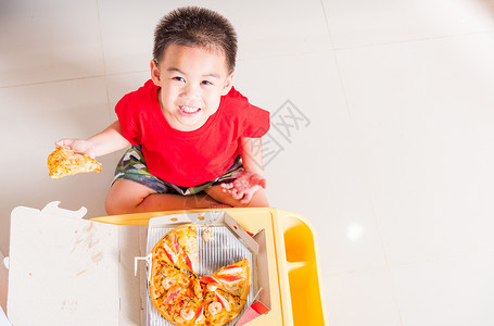 小可爱吃披萨 最美景团体男生家庭午餐食物送货香肠孩子孩子们桌子背景图片