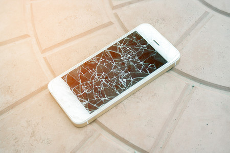 碎屏手机侧视图损坏的电话商业疏忽手机碎屏触摸屏玻璃沥青地面屏幕破坏背景