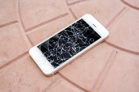 碎屏手机侧视图损坏的电话屏幕碎屏工具手机疏忽展示服务破坏细胞沥青背景