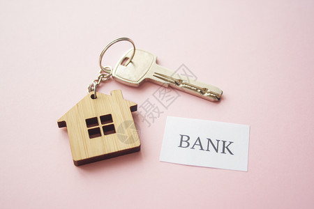 明亮粉红色的木制房子玩具和银钥匙卡片财产木头标题建筑商业金融金属投资销售背景图片