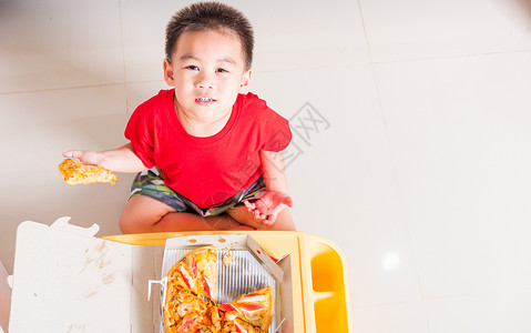 小可爱吃披萨 最美景午餐蔬菜团体女性男生孩子们桌子送货香肠孩子背景图片