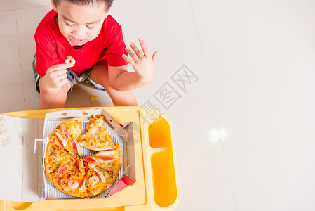 小可爱吃披萨 最美景送货孩子们食物蔬菜桌子家庭孩子午餐团体女性背景图片