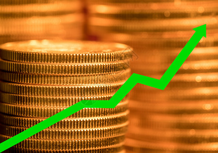 堆叠着绿色价格线的金币 表明黄金价格上扬;背景图片