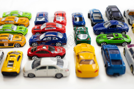 车排列不同颜色的玩具车在白色背景上排列团体驾驶腐蚀汽车运输鸟瞰图赛车童年铁皮活动背景